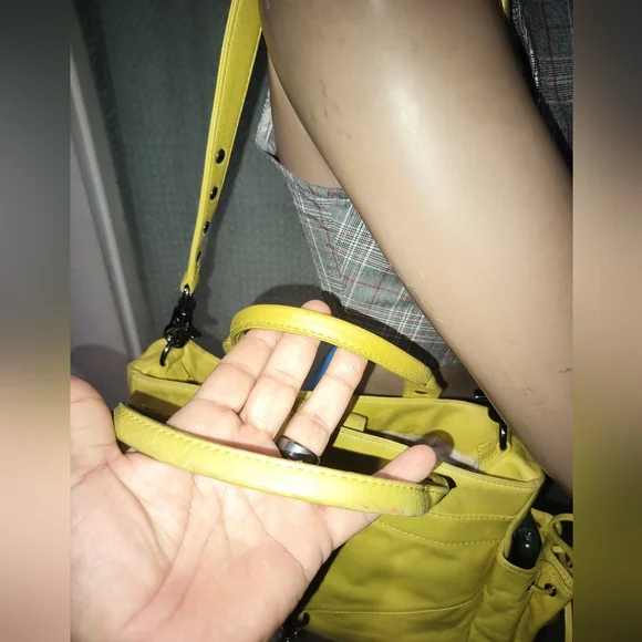 Botkier Yellow Leather Shoulder Bag. - Picture 15 of 15